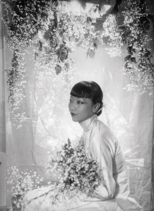 twixnmix:Anna May Wong photographed by Cecil Beaton, 1929.