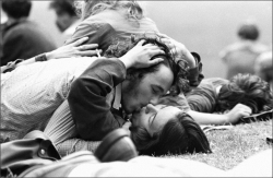 1950sunlimited:  Couple kissing in the grass,