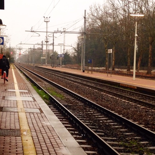 Hanno visto più baci veri le stazioni che le chiese. Il treno sbagliato può portarti nel posto giust