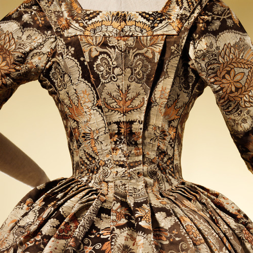 heaveninawildflower:Spitalfields silk dress (British, circa 1725).Image and text information courtes