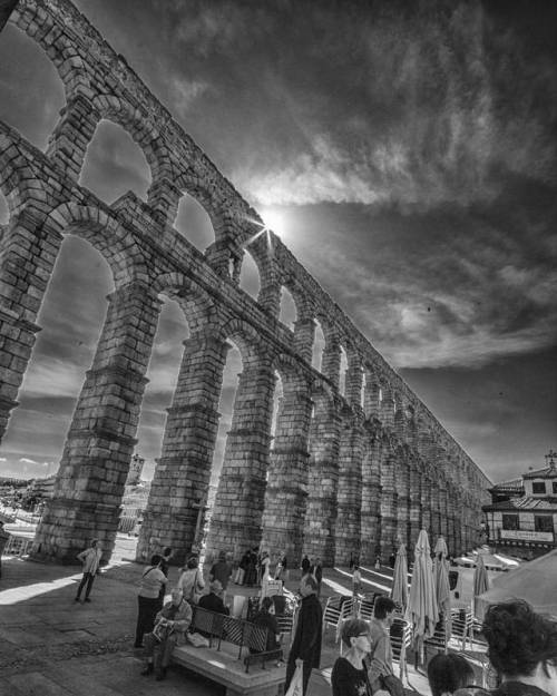 Segovia:acueducto y el sol #segovia #españa #acueducto #aqueduct #bn #bw #sunrays #igers #ige