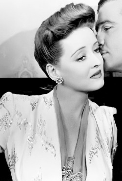 julia-loves-bette-davis:  Bette Davis │