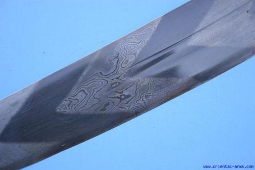 machiavellianfictionist:Indian tulwar with a beautiful blade. The chevron pattern is forged in damas