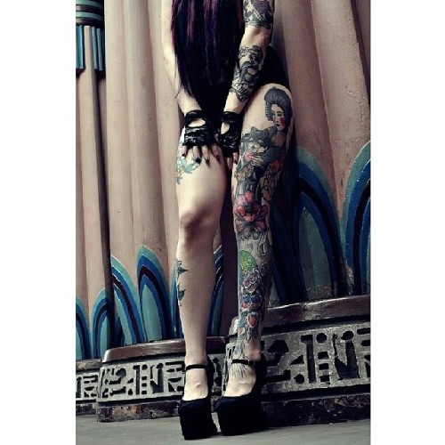 kitty-miau:  #tattoogirl #tattoo #legs 