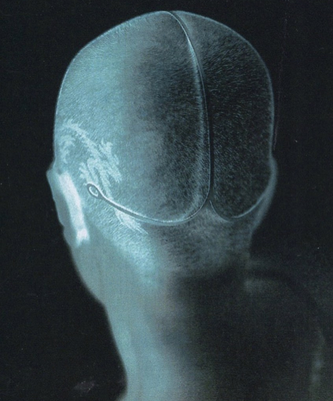 2001hz:Theo Eye-Witness &lsquo;Brainwear&rsquo; Glasses Ad (2001)