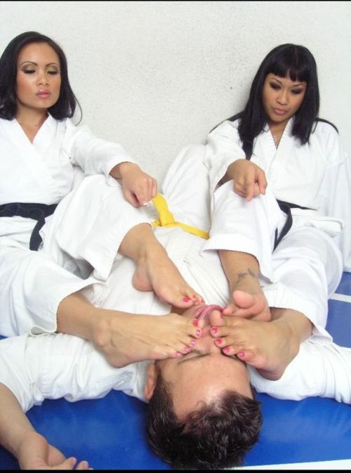 lovetotasteher420:  aidenchampionnefeet:jolie combat est domination des maitresse d art martiaux  Lucky guy 💕💕💕💕