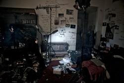 mildlyartistic:Marilyn Manson’s bedroom during the creation of his album ‘The High End of Low’