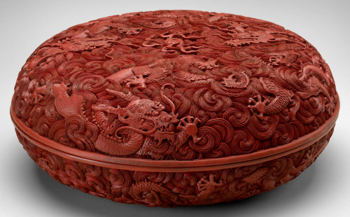 ufansius:Circular lacquer box carved with dragons in clouds - China, circa 1790.