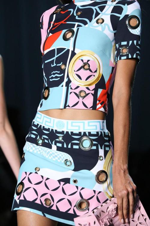 spunkh:  modelmeth:  Spring 2015 Ready-to-Wear Versace  Models and a pretty vibe 
