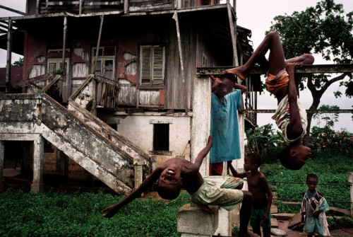 ouilavie:Alex Webb. Sao Tome. Rosema. 2002. Cacao worker children play in front of a ruined plantati