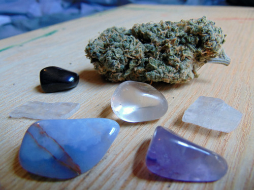 smoketogethighcustheworldissolow:  crystals and weed 💚💜 