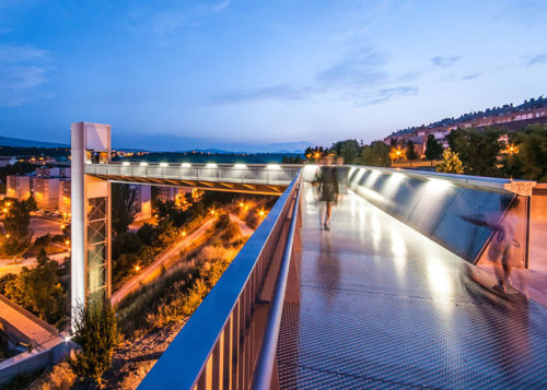 uoa:Steel-clad outdoor elevator connectsthe city and suburb in Pamplona