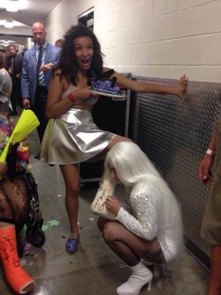  Signing a fan’s cast backstage. 