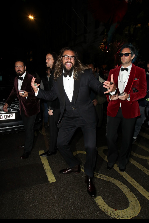 Jason Momoa being a goof for the paparazzi leaving No Time To Die premiere.September 29, 2021