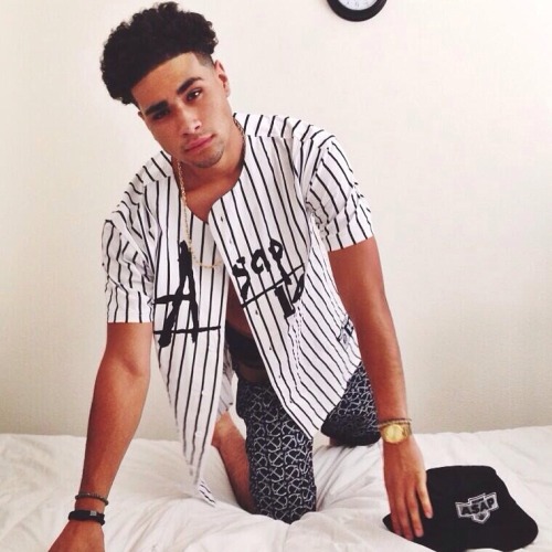 thatbitxhme:  kiara—here:  Bruh😻……I almost died from his beauty itsronniebanks 