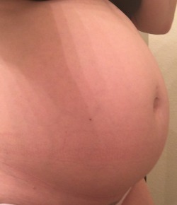 foodjunkie1026:  My pregnant belly 20 weeks  Reblog if you like what u see