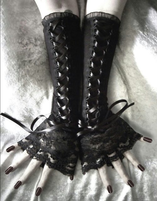 xtoxictears:  spookyloop:    Arm Warmers by ZenAndCoffeeAbout ึ on Artfire    Need