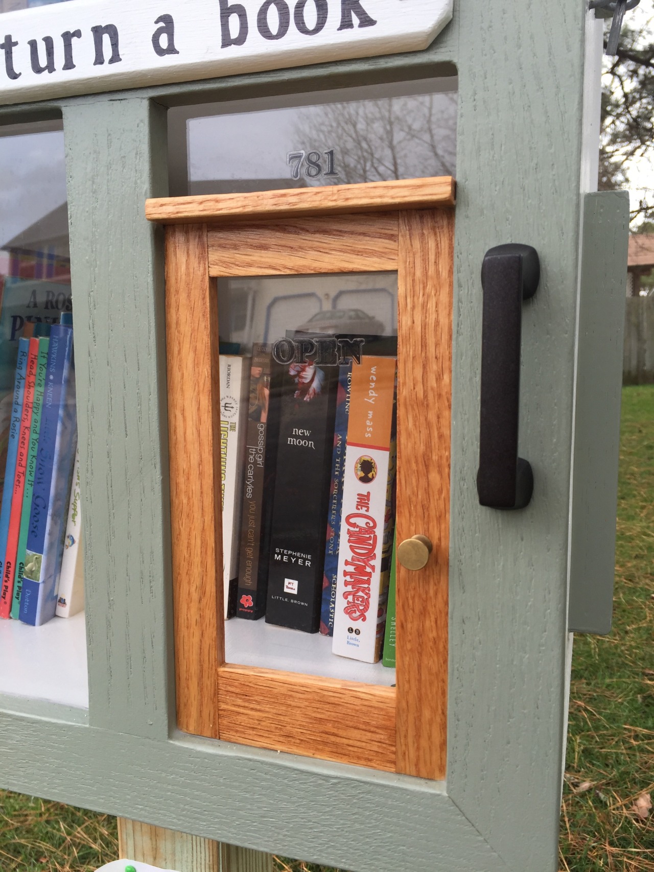 thedigitallibrarian:  My parents finished their Free Little Library!! I ❤️ it!