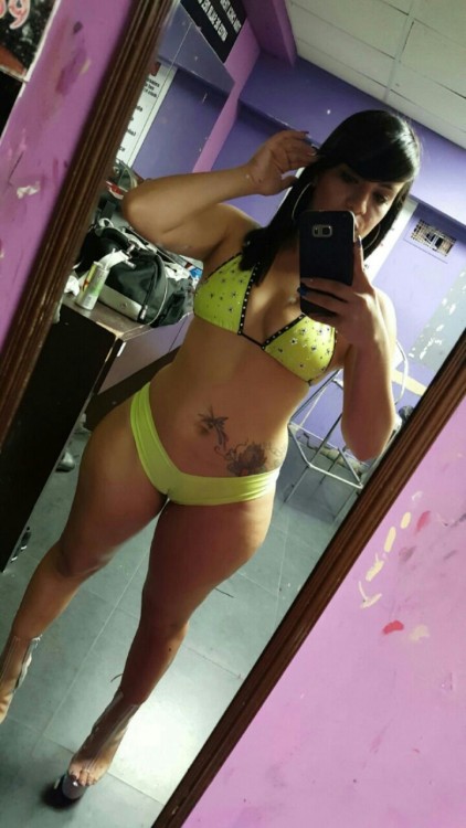 chapiadoradepuertorico:  Nicol Dennisse la putita de Juncos PR uff que nalgotas tiene la nena aunque este llena de celulitis yo se lo meto si o si muy asecible para todos trabaja en Frenchys en San Juan y DGirld 300 por 2 horas