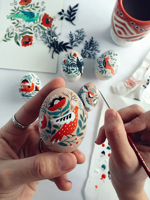 mymodernmet:Beautiful Easter Eggs Hand-Painted with Colorful Folk Art Illustrations