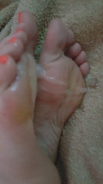 onlycummytoes:  thank you for submission @showingoffmywifesfeet  pervert cums over