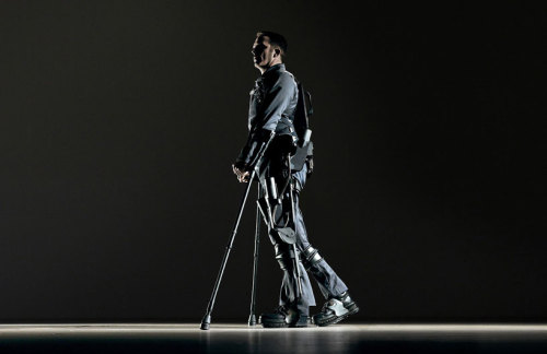 cjwho:  ekso bionics suit | wearable robot allows paraplegics to walk via.designboom being paraplegi