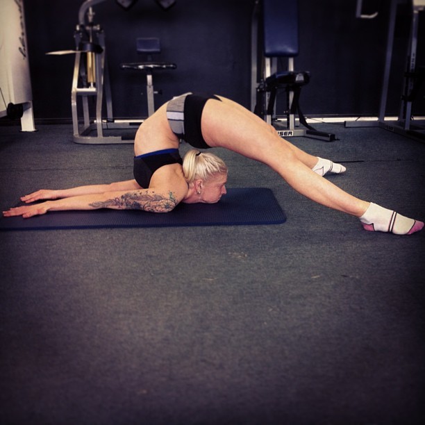 vickyaishablackthorn:  Proof that lifting weights doesn’t limit your flexibility