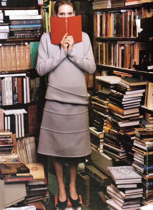 books0977:  Model reading with books galore. Learning Curves in London by Tim Walker for Allure. &ld