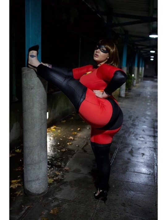 kybbc:  women-are-a-luxury: Halloween must be her favorite holiday   Big Gurls are beautiful.  The curves!!!  Those beautiful curves!!!