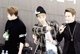 yoesob-blog:  When kikwang saw a fangirl who was wearing the same t-shirt he is wearing(ノ＞▽＜。)ノ 