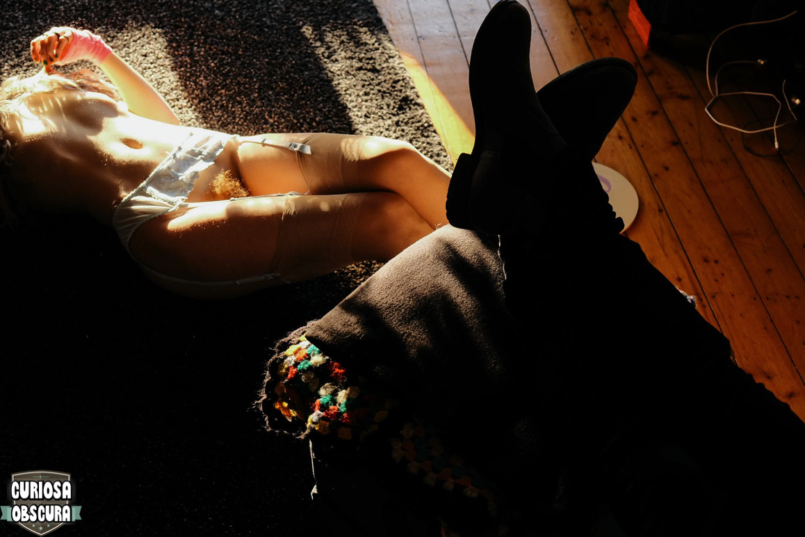 curiosa-obscura:     catchin’ the light follow us for more homemade nudie pics:)