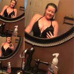 burnupbaby:  Selfies and cleavage 