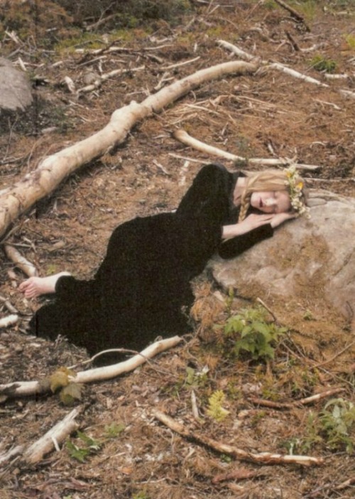 nudesque: ampersand-et:  vlada roslyakova in “römance & löve” by lina scheynius for numéro tokyo #49 september 2011.  
