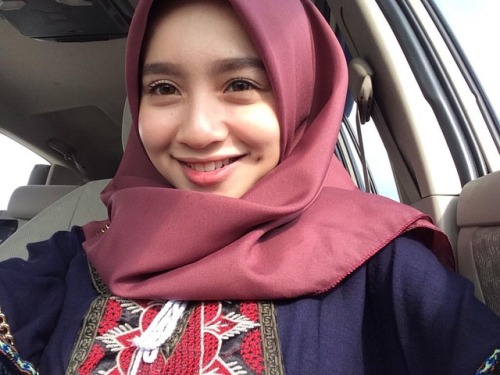 heavenofmalaygirls:Happy Friday!Thia Azman