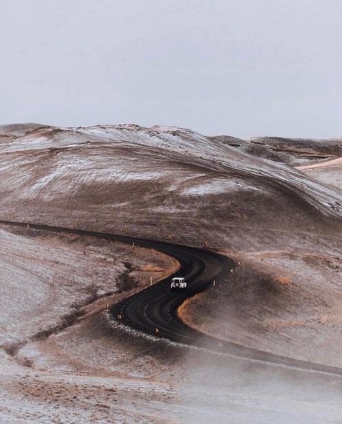 upknorth:We’d rather empty mountain roads over holiday traffic. Epic shot by @david_herzig #upknorth