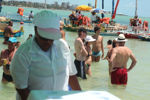 Da série &ldquo;Tem muito Brasil&rdquo;: Piscinas naturais de Pajuçara, em Maceió. Trabalho para uns