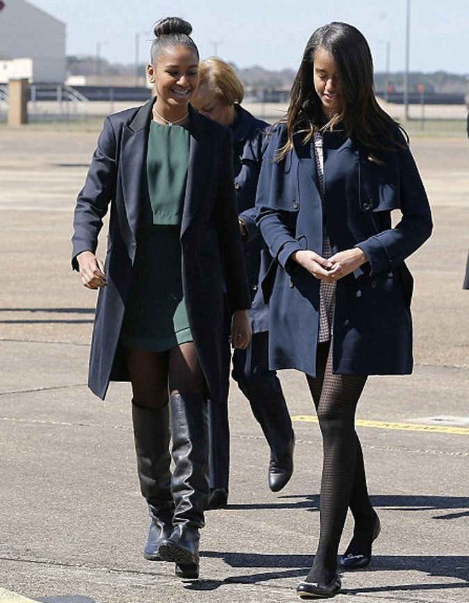 accras:Obama daughters Sasha &amp; Malia arriving at Maxwell Air Force Base
