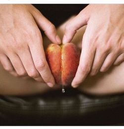 hudsonbay14:  eat a peach