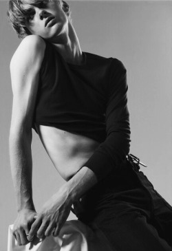 manniskorarkonstiga:    Dominik Sadoch photographed by Dario Catellani for Noah Magazine  