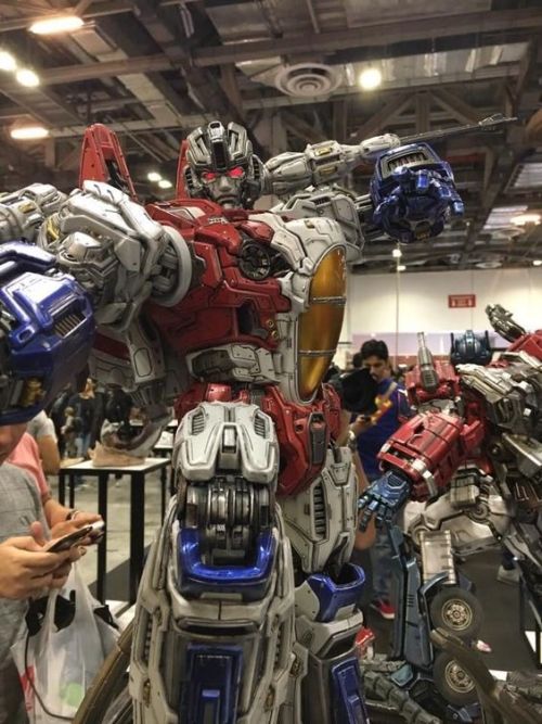 ladycybercat: While I’m really glad Starscream and Bee are looking way better in the upcoming movie, I still wish THIS ^ is what they looked like.  Swoon.  