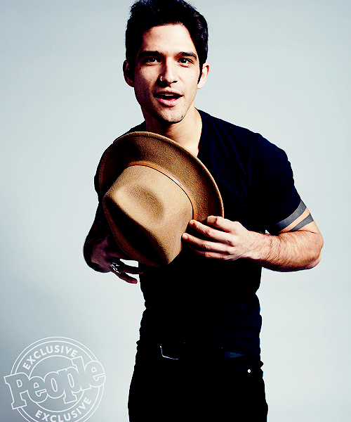 tposey:tyler posey at people’s photo booth for the 2017 people’s choice awards