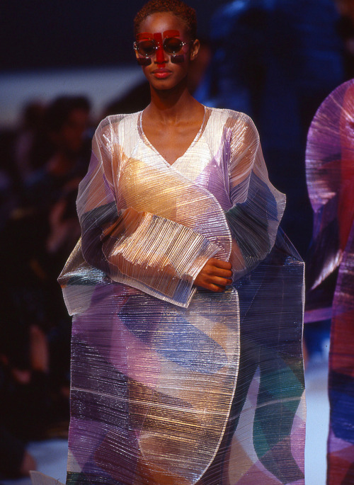 ejakulation: Georgianna Robertson, Issey Miyake Spring/Summer 1995 