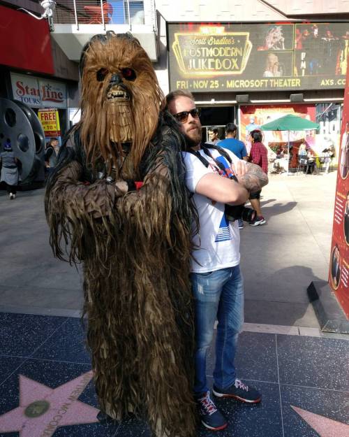 Chewbe &  Mat Solo  #usa #roadtrip #california #hollywood #starwars #chewbacca # (presso Hollywood Walk of Fame)