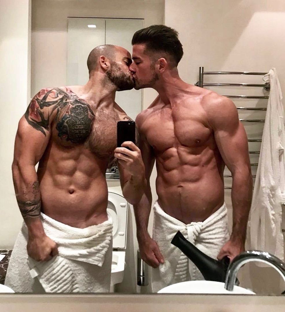 eiolessnxc:  MORE PHOTO  Like man and towel.