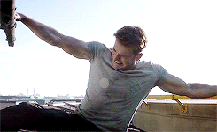 geek-ramblings:  rbertdowneyjr:  when you wanna show your muscles but you don’t want people calling you a show off so you gotta stop a helicopter to make it seem natural  “oh wait they can’t see how big my arm is, better change my grip”. 