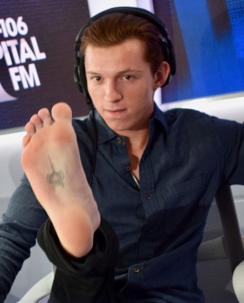 barefootnfamous:  Tom Holland http://barefootnfamous.tumblr.com/tagged/tom-holland porn pictures