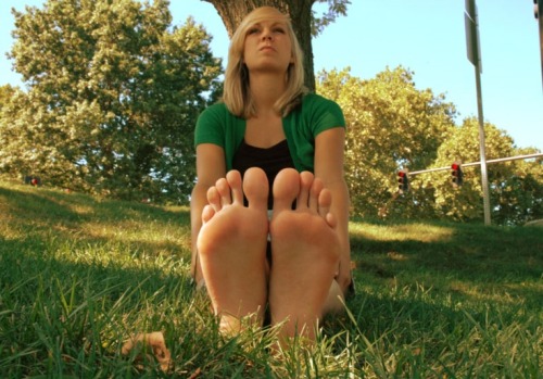 sphfootfetish:  worldoffeet:  Barefoot in the grass  Long bulbous BIG toes from this unknown blonde 