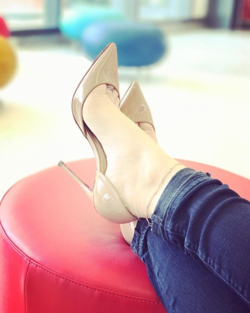 Hanging out in a Friday in @louboutinworld #Iriza #120mm! #highheels #redbottoms #redsoles #loubouti