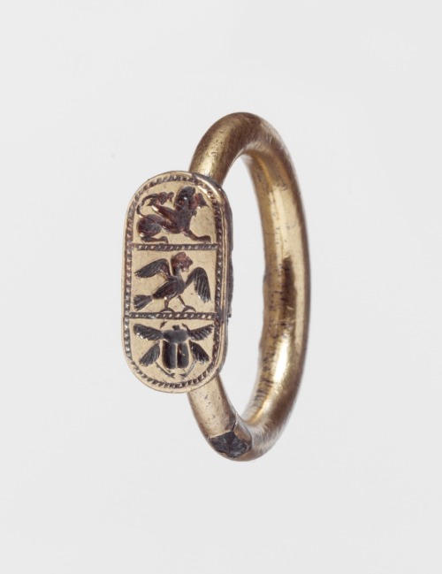 ratak-monodosico:Etruscan, Ring with winged lion, siren, and flying scarab beetle, late 6th - early 