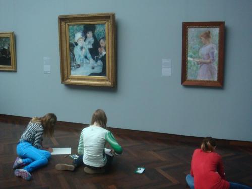 trss:Twitter / ABcruasan: ルノアールの絵も美しいんだけど、それよりもその絵の前で写生をしている子供達の姿こそが、美術館という場の公共性を現し、ひいては「その街の豊かさ」を物語